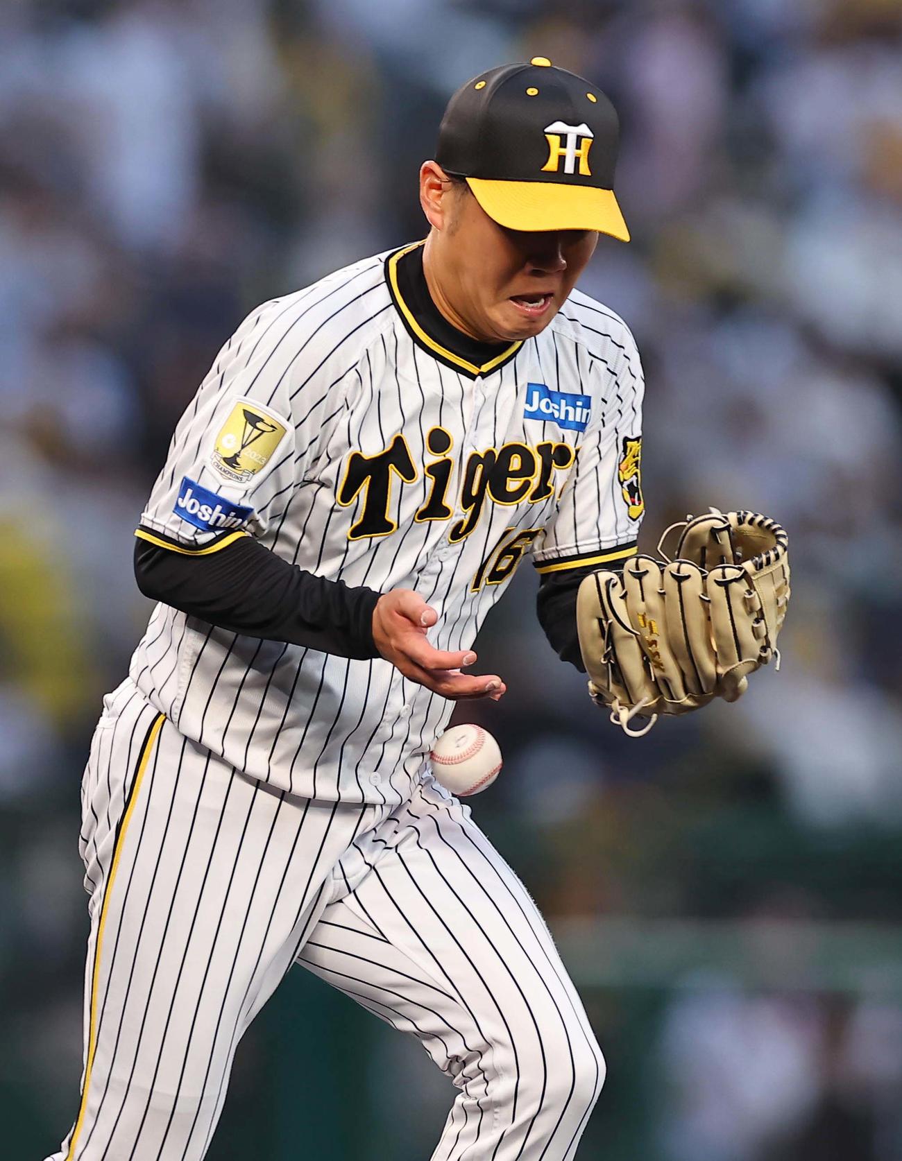阪神対楽天　4回表楽天2死二塁、西勇は小深田の打球をファンブルする（撮影・上田博志）