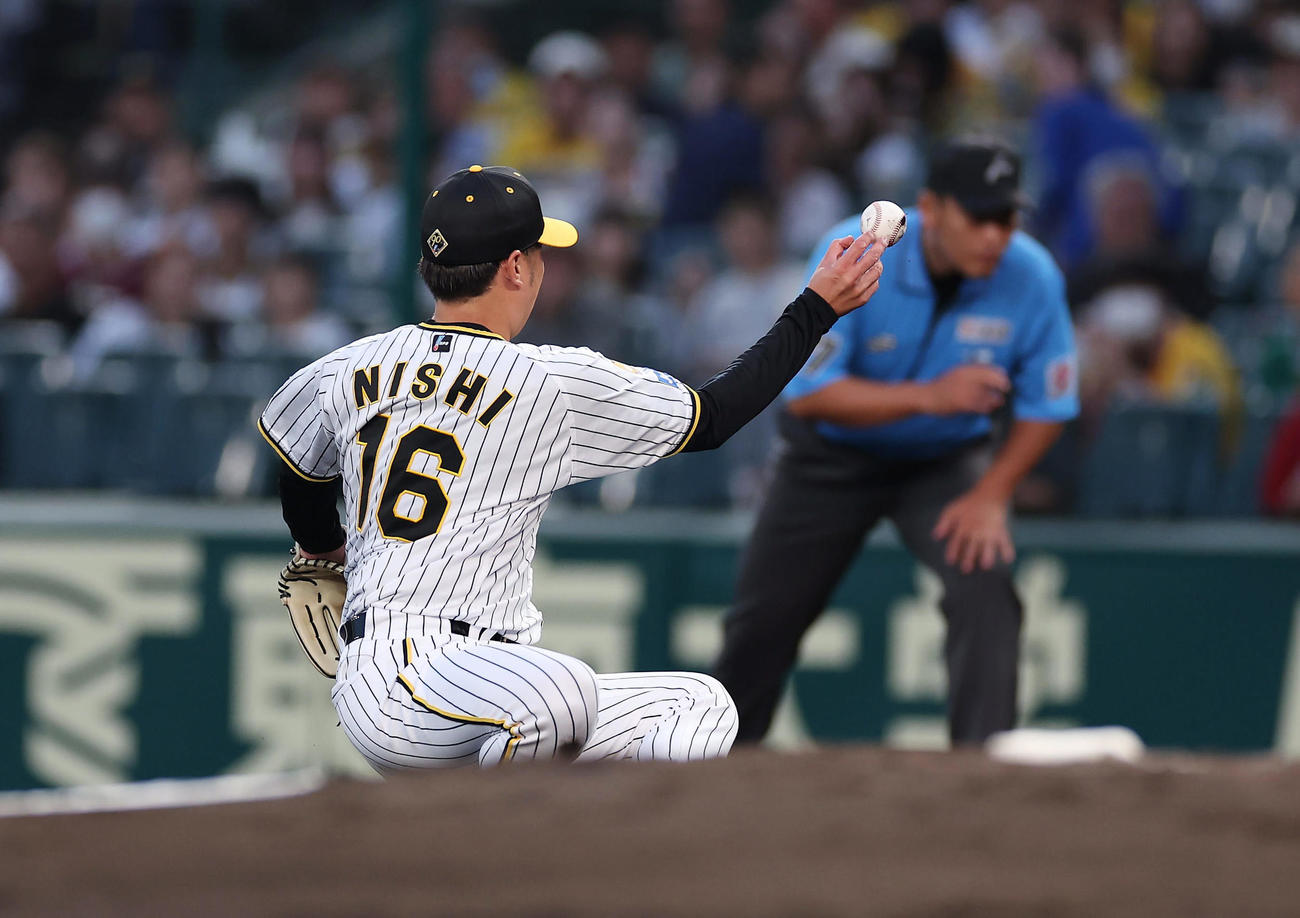 阪神対楽天　4回表楽天2死二塁、小深田の投ゴロを一塁へ悪送球し適時失策となる西勇（撮影・前田充）