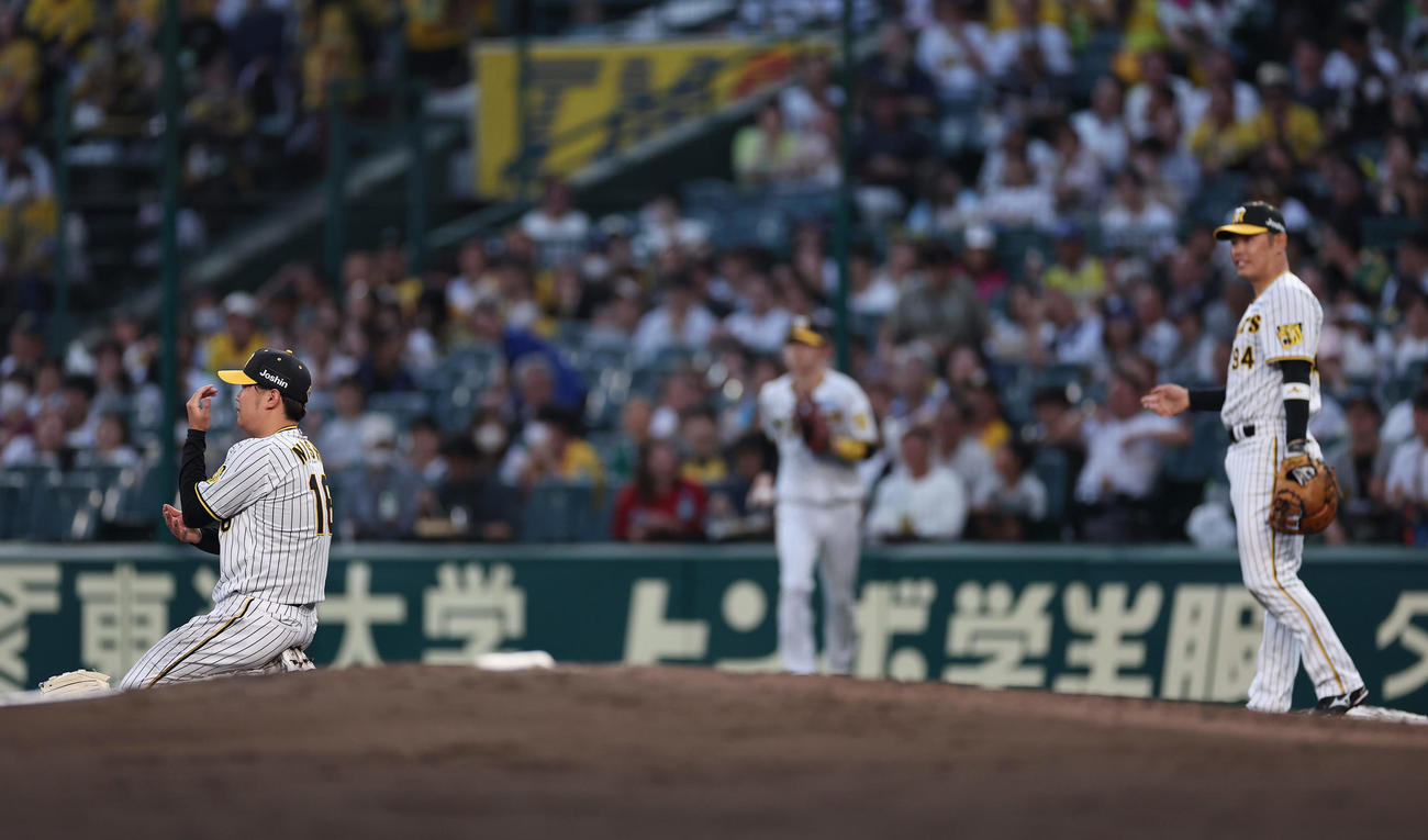 阪神対楽天　4回表楽天2死二塁、小深田の投ゴロを一塁へ悪送球し適時失策となった西勇。右は一塁手原口（撮影・前田充）