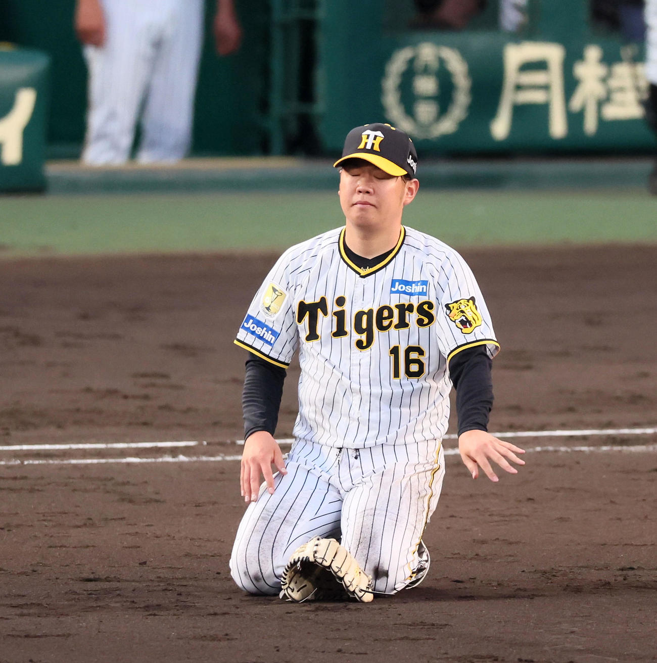阪神対楽天　4回表楽天2死二塁、西勇は小深田の打球をエラーし一塁悪送球で失点（撮影・加藤哉）