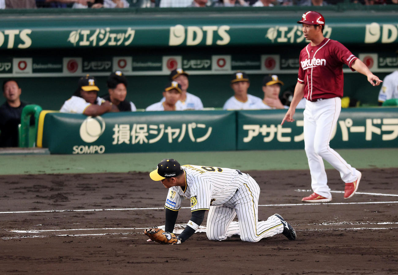 阪神対楽天　4回表楽天2死二塁、西勇は小深田の打球をエラーし一塁悪送球で原口は捕球出来ず（撮影・加藤哉）
