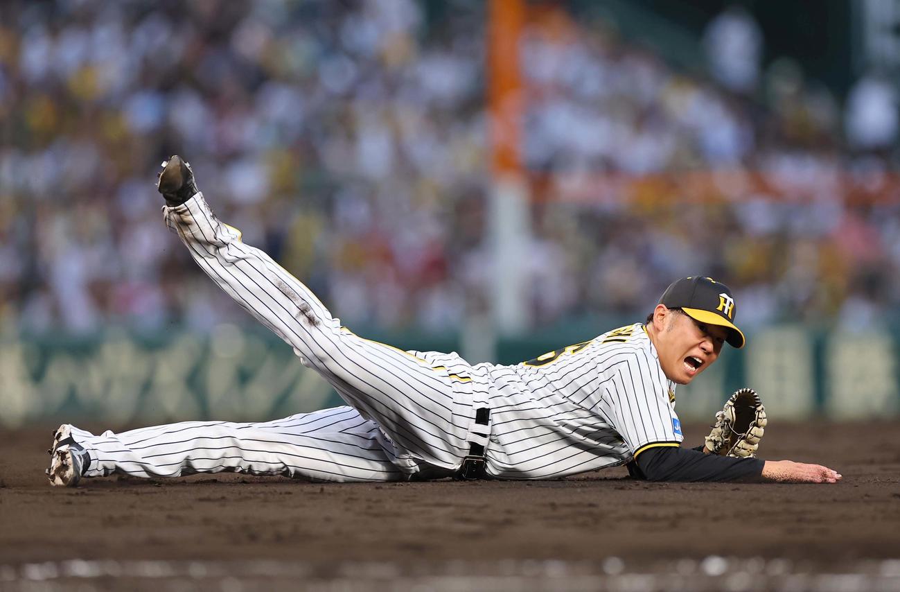 阪神対楽天　4回表楽天2死二塁、西勇は小深田の打球を一塁へ悪送球する（撮影・上田博志）