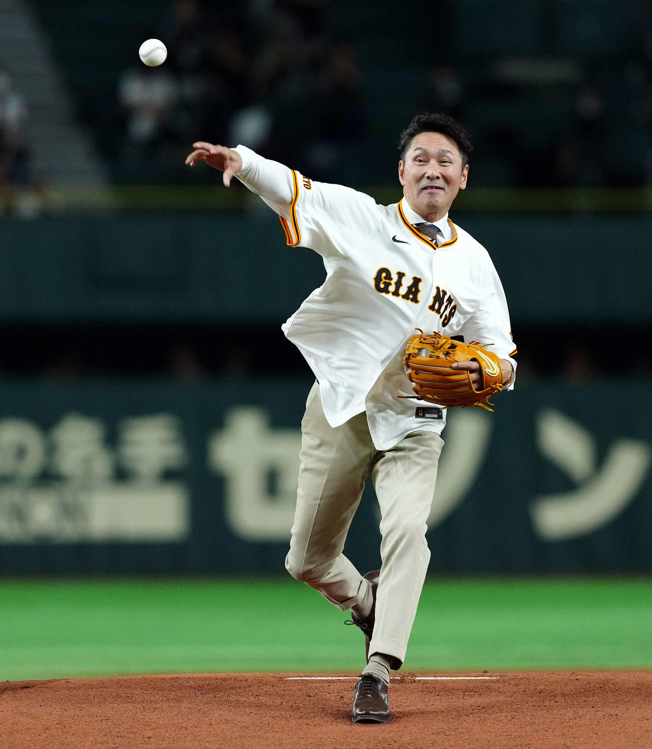 巨人対ロッテ　ファーストピッチを務めた元木氏（撮影・たえ見朱実）