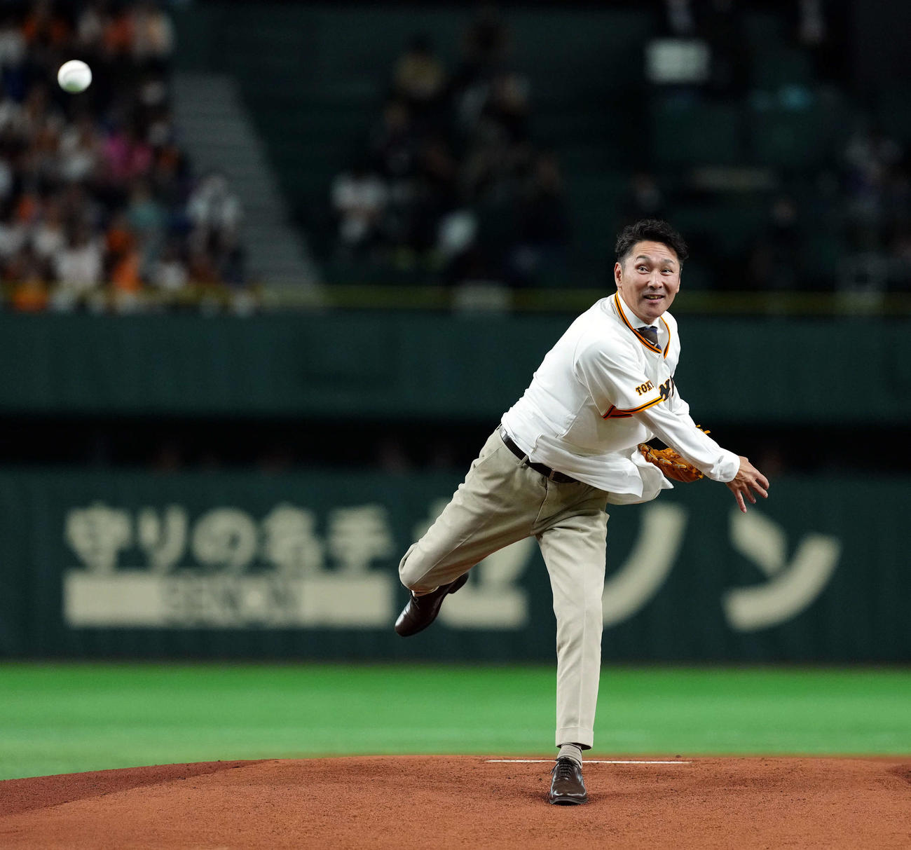 巨人対ロッテ　ファーストピッチを務めた元木氏（撮影・たえ見朱実）