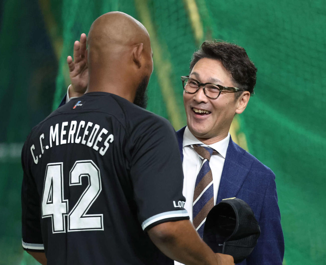 巨人対ロッテ　ロッテメルセデスの頭をなでる元木さん（撮影・丹羽敏通）