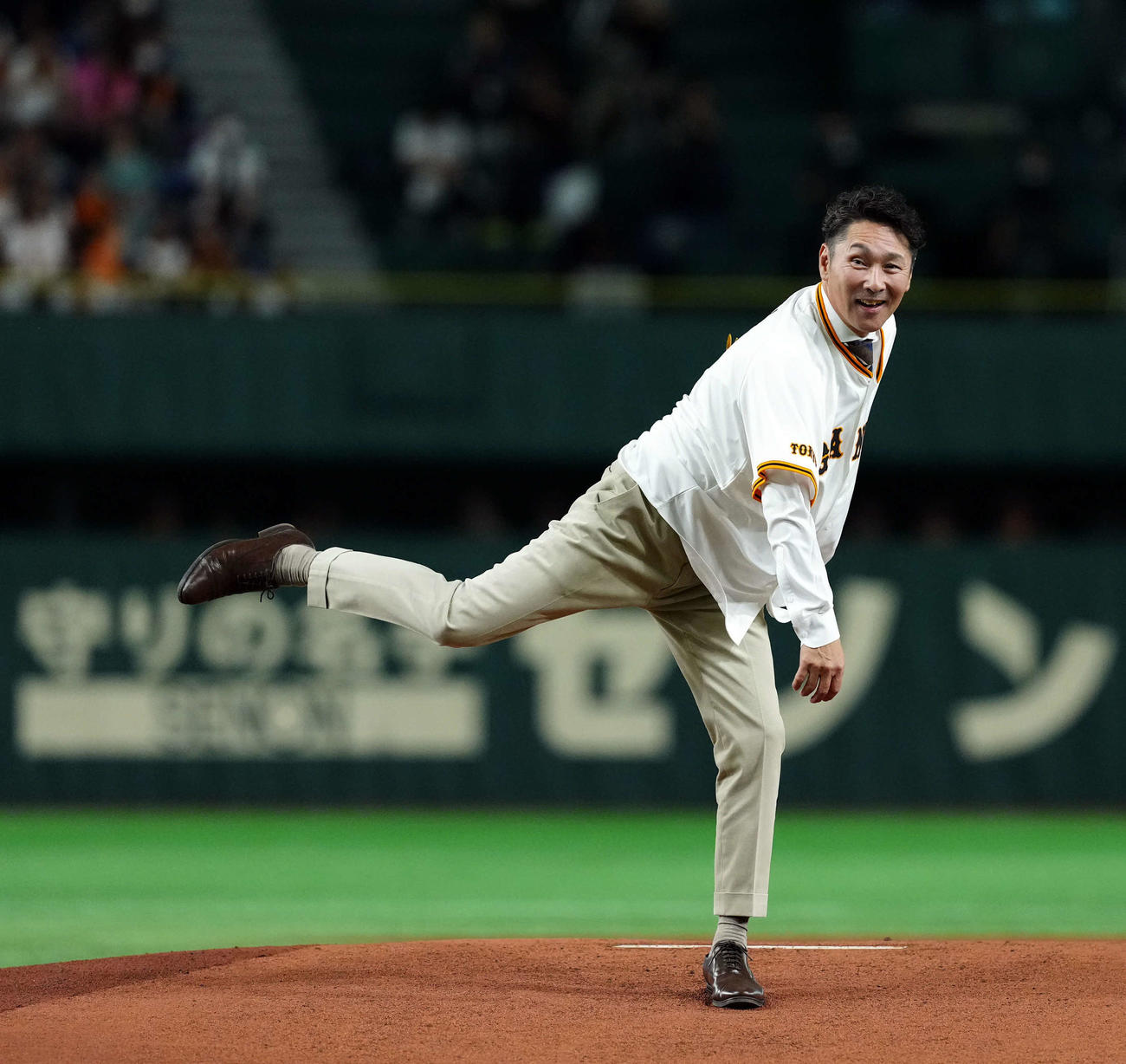 巨人対ロッテ　ファーストピッチを務めた元木氏（撮影・たえ見朱実）