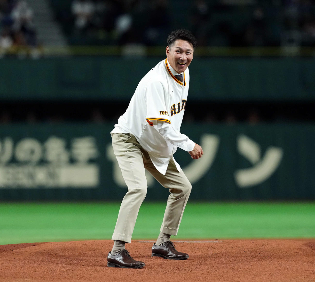 巨人対ロッテ　ファーストピッチを務めた元木氏（撮影・たえ見朱実）