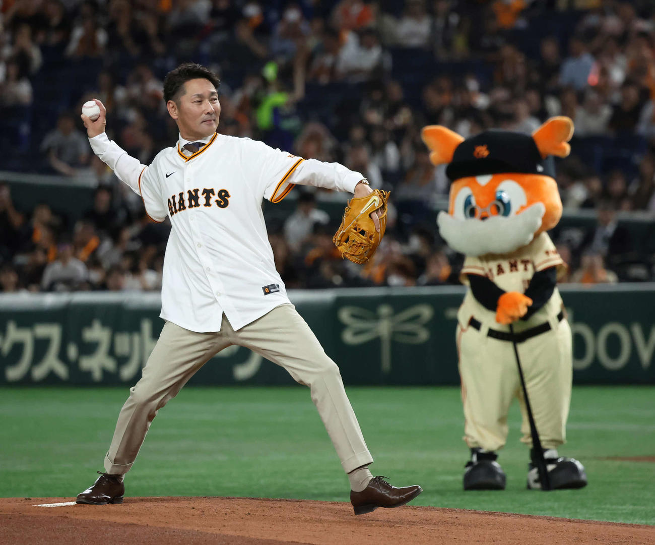 巨人対ロッテ　始球式を務めた元木さん（撮影・丹羽敏通）