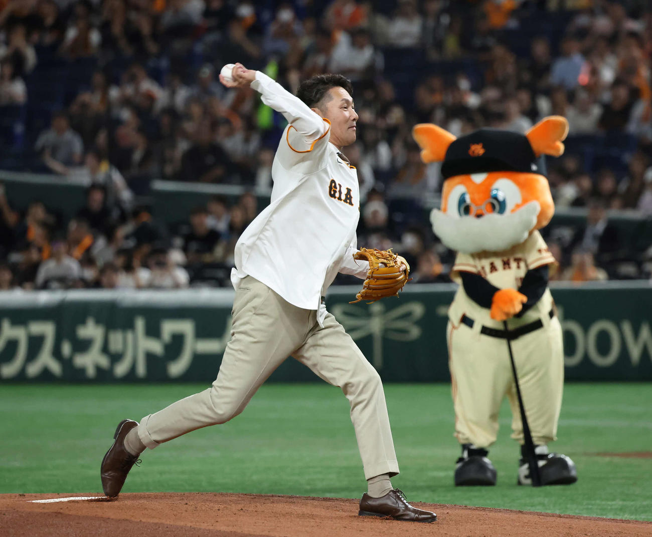 巨人対ロッテ　始球式を務めた元木さん（撮影・丹羽敏通）