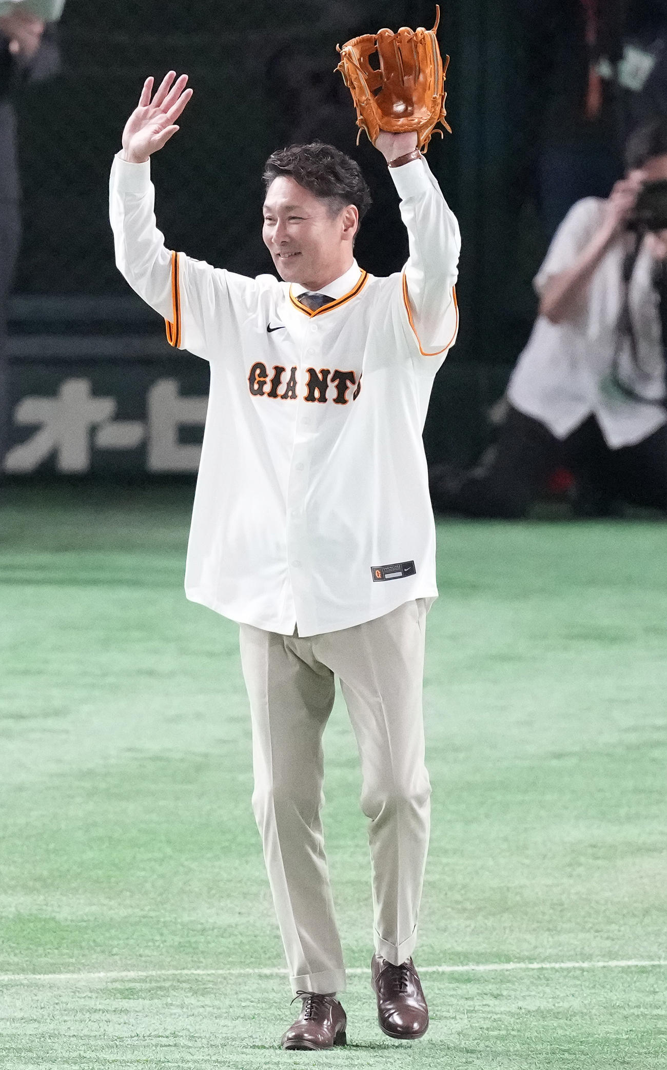 巨人対ロッテ　始球式を終え声援に応える元木氏（撮影・鈴木みどり）