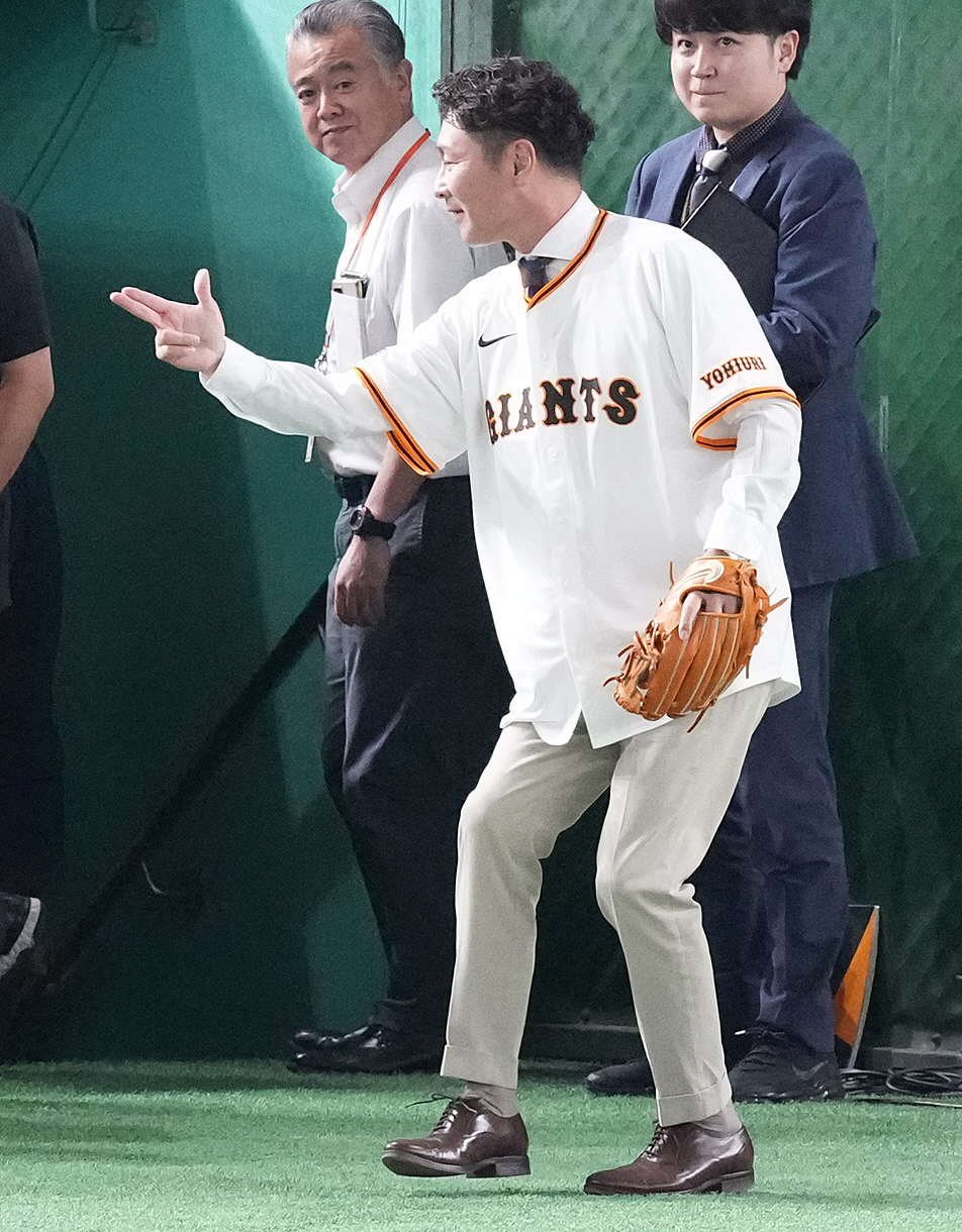 巨人対ロッテ　始球式を終え、なぜか「ゲッツ！」する元木大介氏（撮影・鈴木みどり）