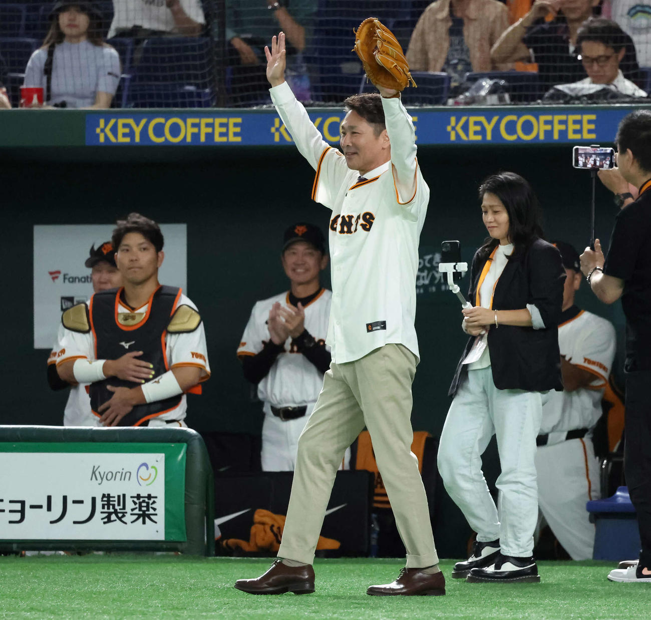 巨人対ロッテ　始球式を務めた元木さん（撮影・丹羽敏通）