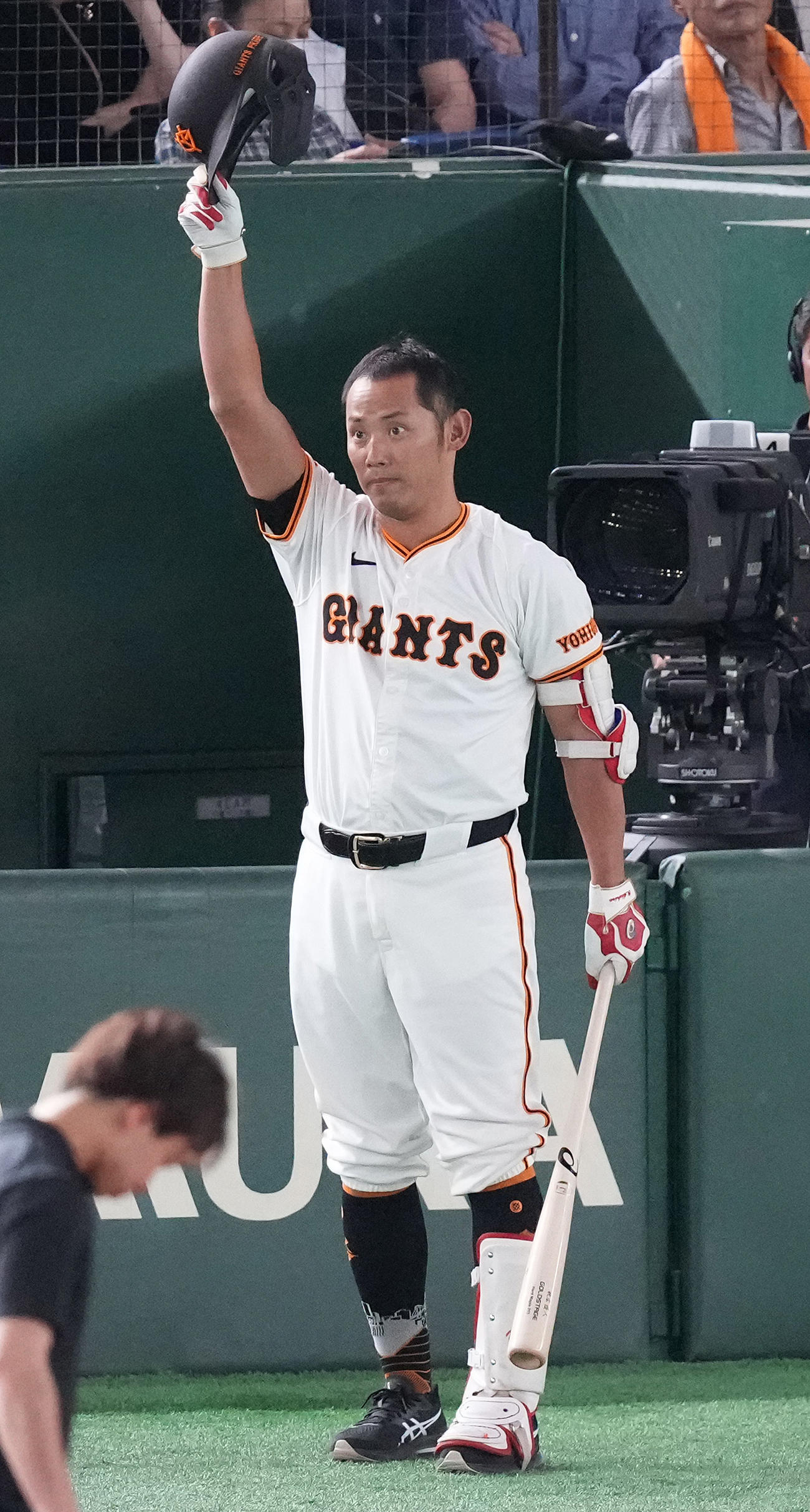 巨人対ロッテ　レジェンズデーでファンが歌う応援歌に合わせ素振りした後、声援に応える巨人矢野打撃コーチ（撮影・鈴木みどり）
