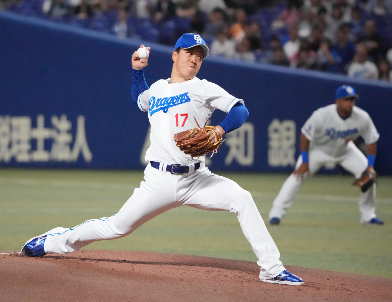 中日対ソフトバンク　1回表、登板する中日先発の柳（撮影・森本幸一）