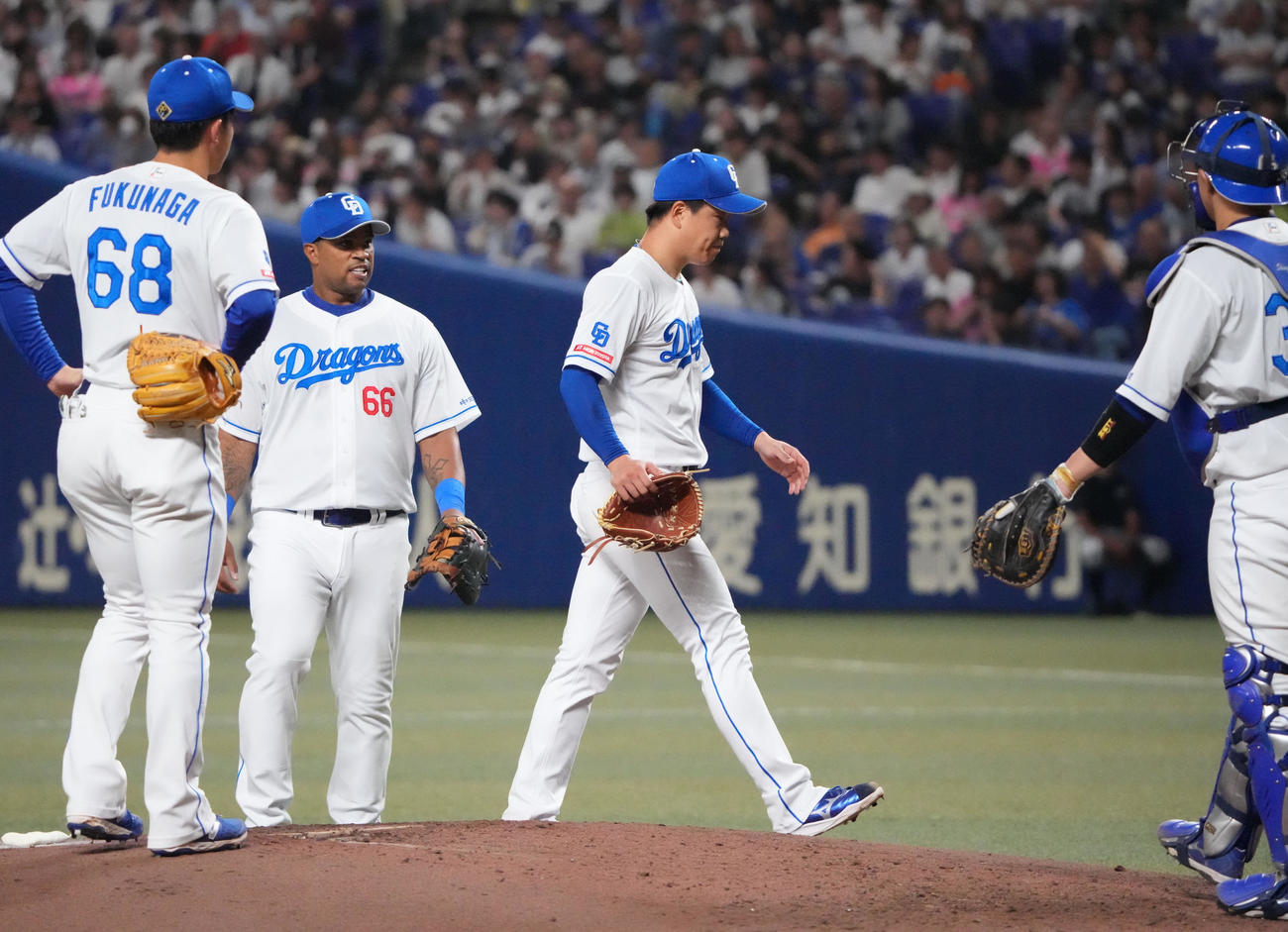 中日対ソフトバンク　6回表ソフトバンク2死一塁、マウンドを降りる柳（左から3人目）（撮影・森本幸一）