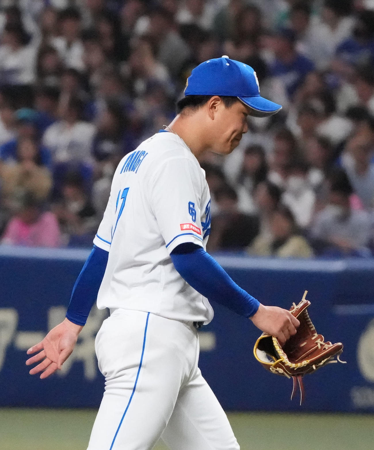 中日対ソフトバンク　6回表ソフトバンク2死一塁、マウンドを降りる柳（撮影・森本幸一）