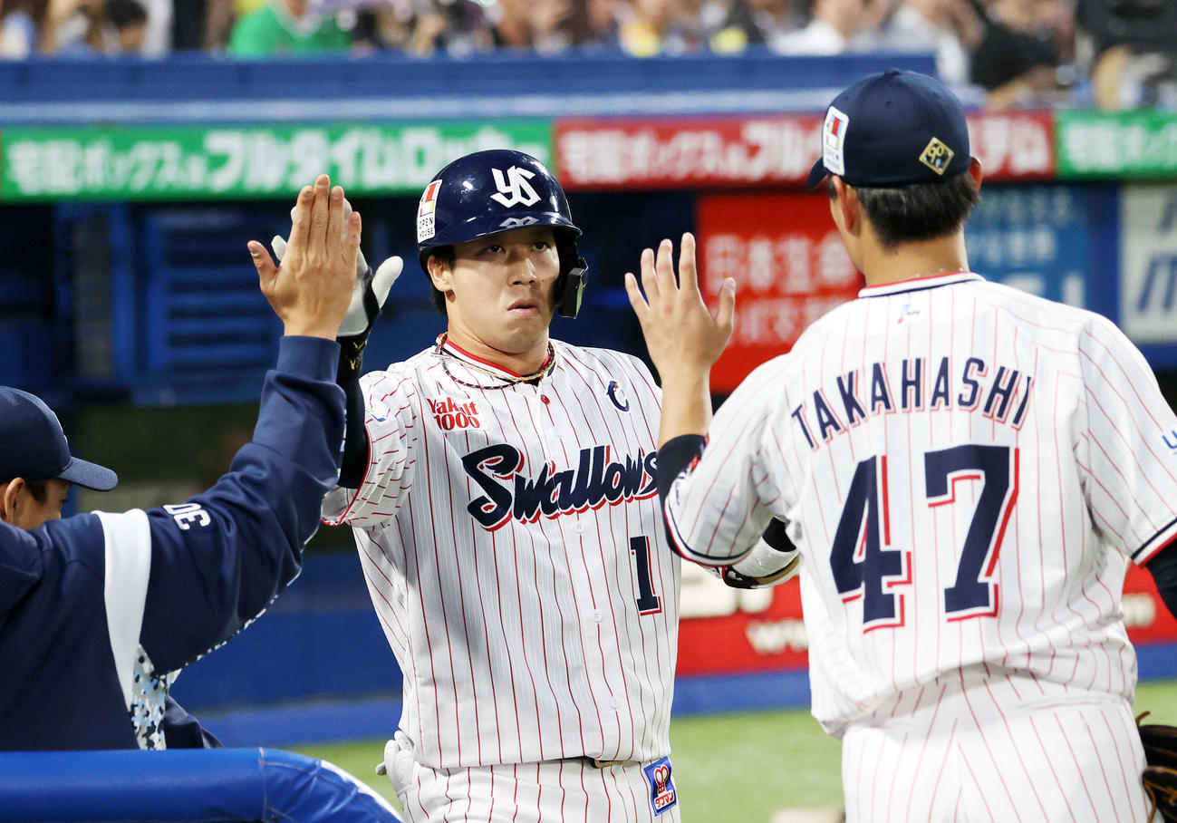 ヤクルト対西武　3回裏ヤクルト2死、山田（左）は左越えソロ本塁打を放ち高橋とタッチ（撮影・鈴木正人）