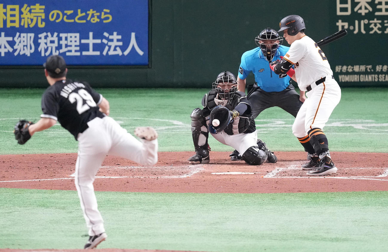 巨人対ロッテ　4回裏巨人無死、見逃し三振に倒れる岡本和。投手西野（撮影・鈴木みどり）