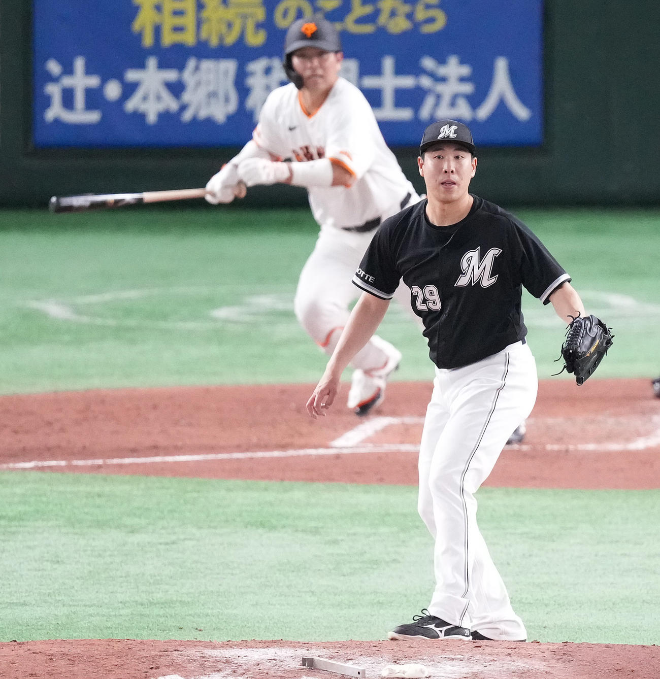 巨人対ロッテ　4回裏巨人2死一塁、大城卓に中前適時打を浴びる西野（撮影・鈴木みどり）