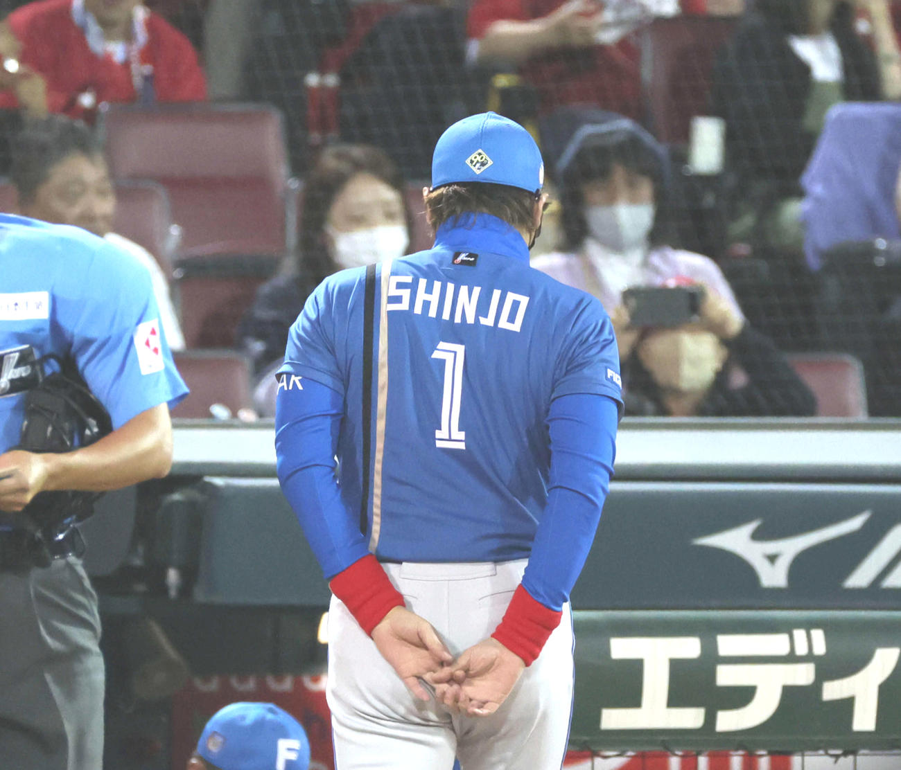 広島対日本ハム　8回表終了時、交代を告げる新庄監督（撮影・加藤孝規）