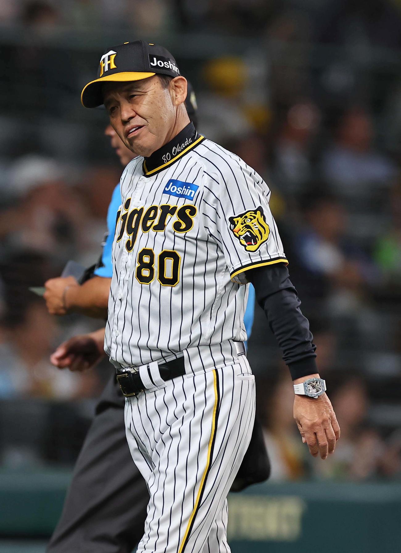 阪神対楽天　交代を告げた岡田監督は首を傾げながらベンチに引き揚げる（撮影・上田博志）