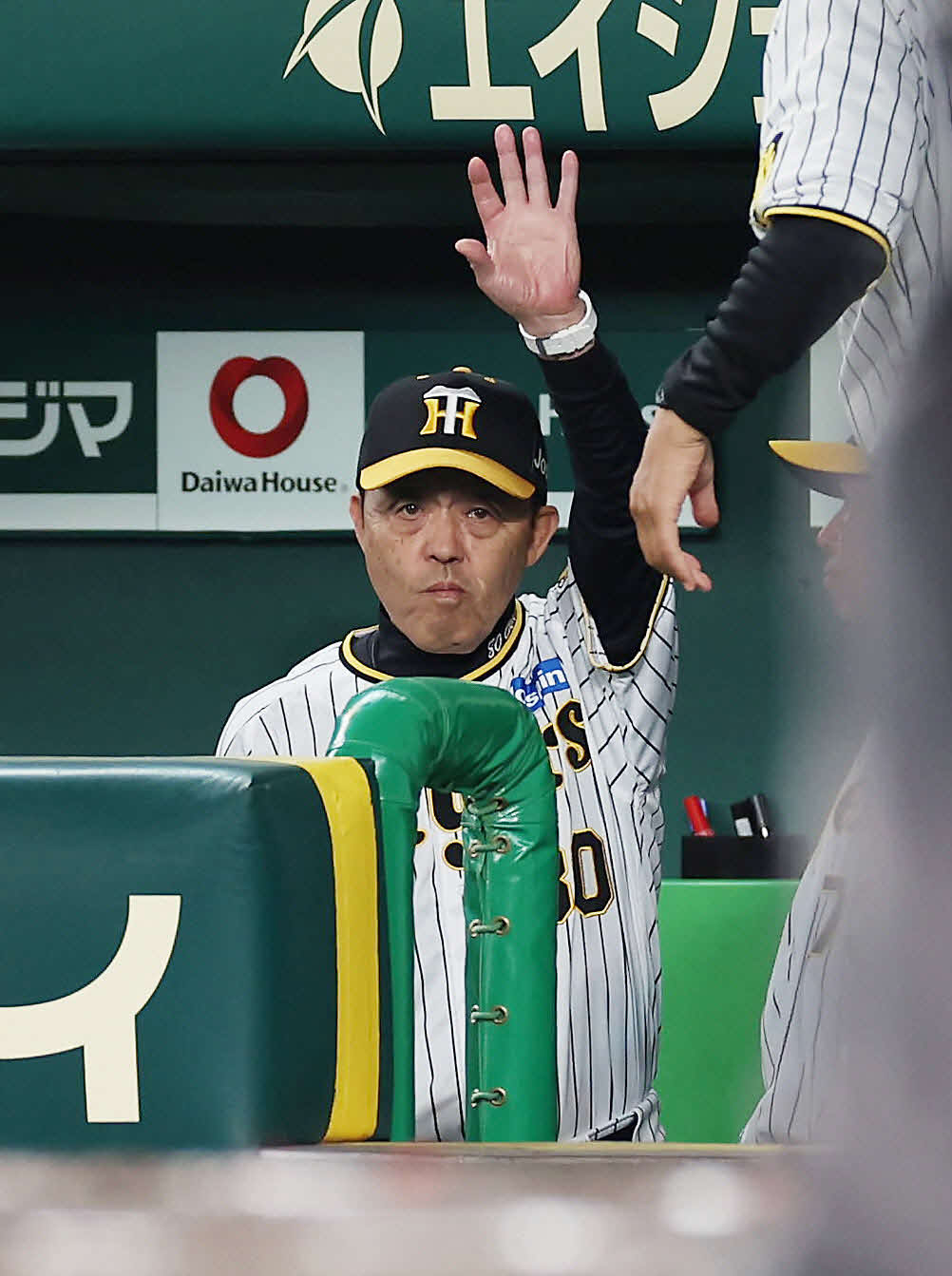 阪神対楽天　6回裏を終え、投手交代を告げるためベンチを出る阪神岡田監督（撮影・前田充）