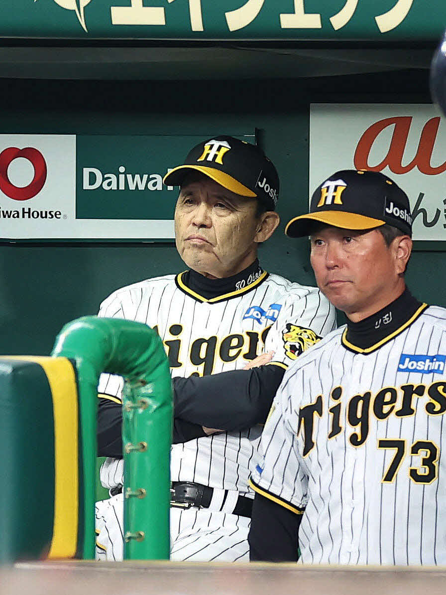 阪神対楽天　5回裏の攻撃を前に、ベンチで厳しい表情を見せる阪神岡田監督（左）（撮影・前田充）