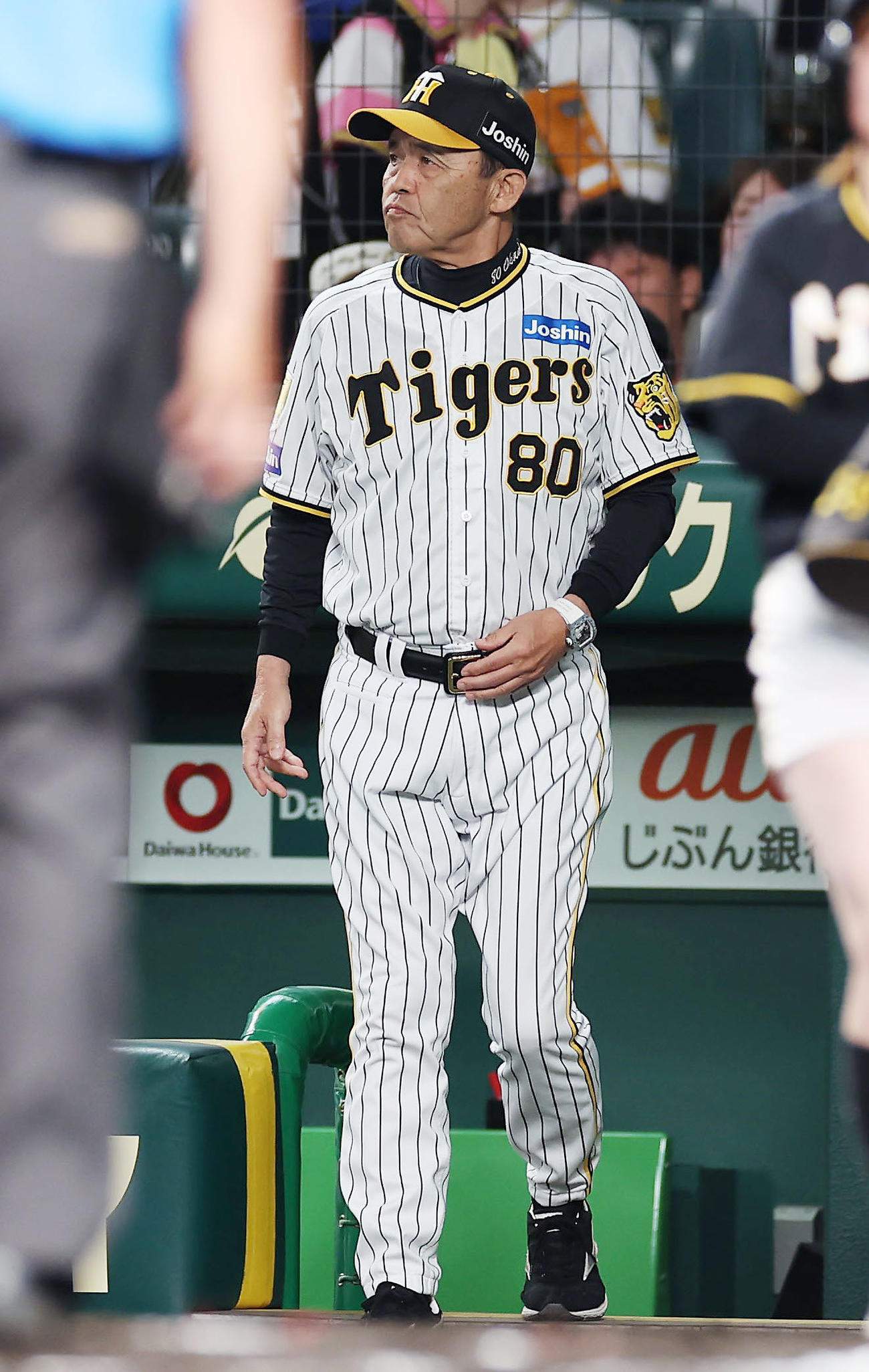 阪神対楽天　6回裏を終え、投手交代を告げるためベンチを出る阪神岡田監督（撮影・前田充）