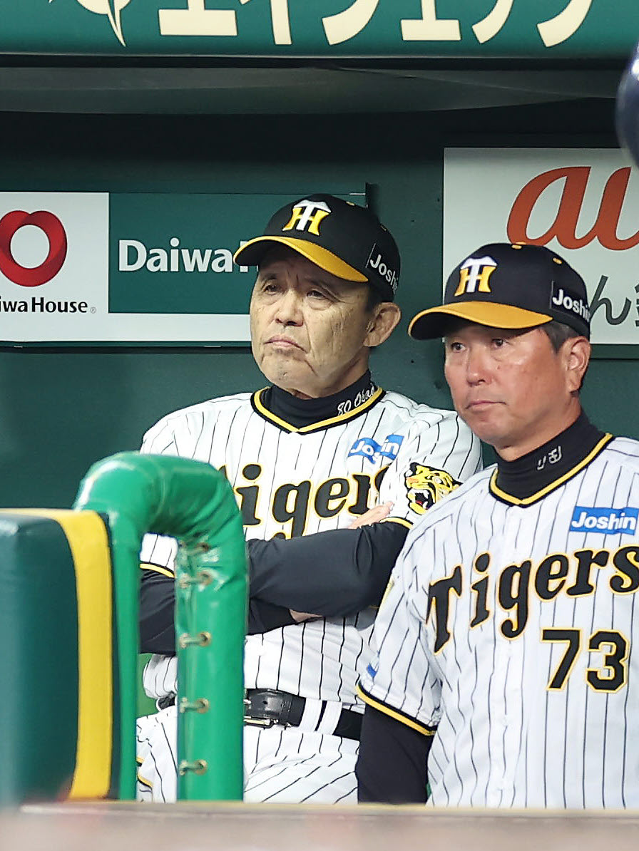 阪神対楽天　5回裏の攻撃を前に、ベンチで厳しい表情を見せる阪神岡田監督（左）（撮影・前田充）