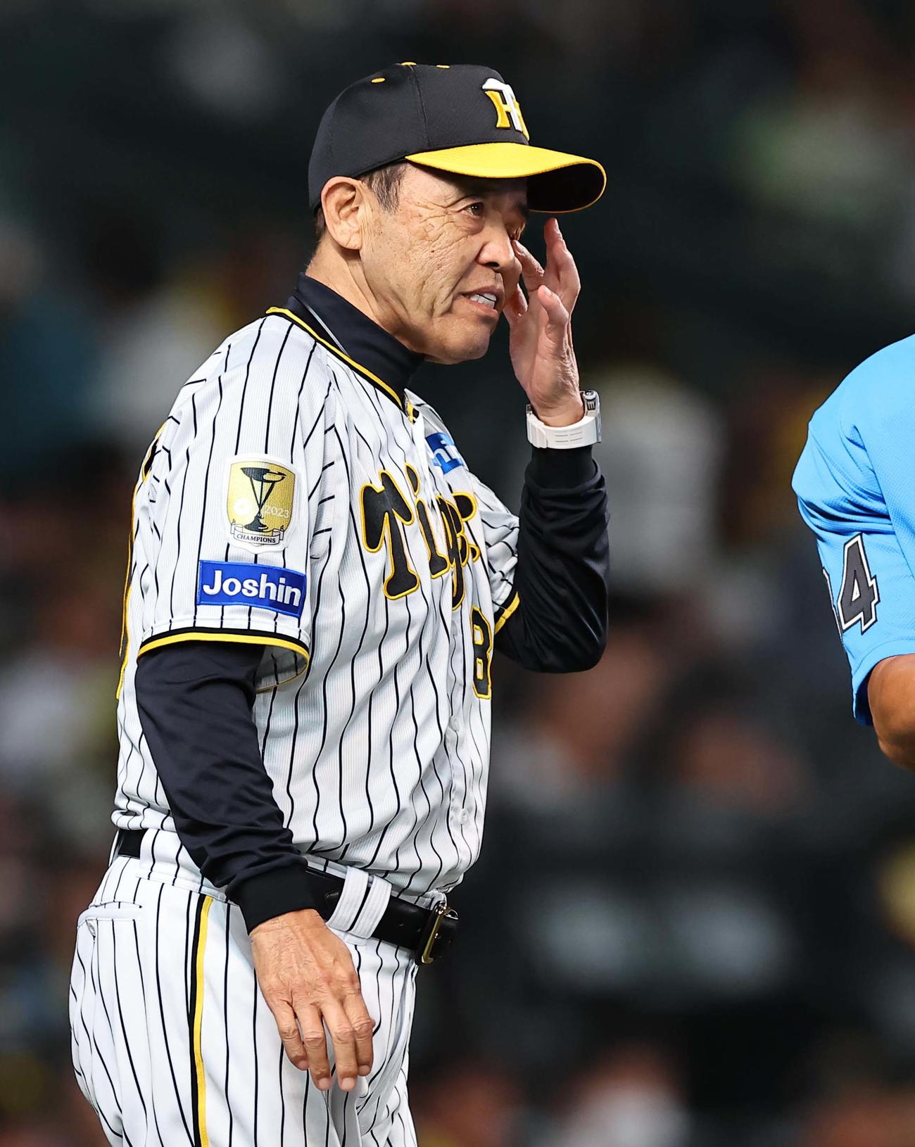 阪神対楽天　選手交代を告げる岡田監督（撮影・上田博志）