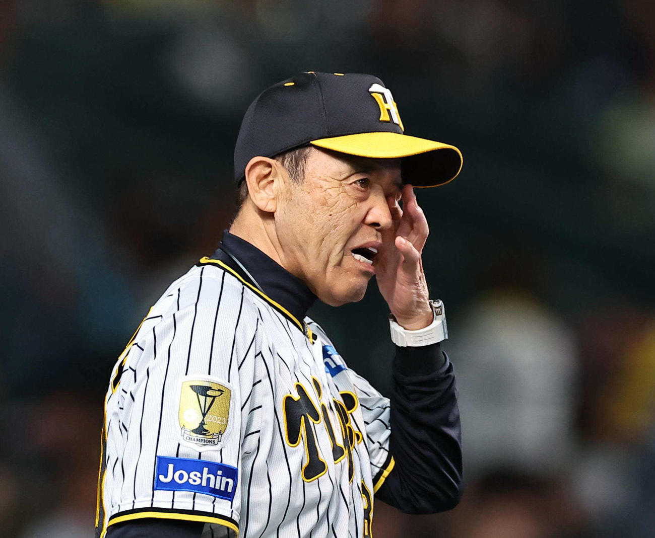 阪神対楽天　目を押さえながら選手交代を告げる岡田監督（撮影・上田博志）
