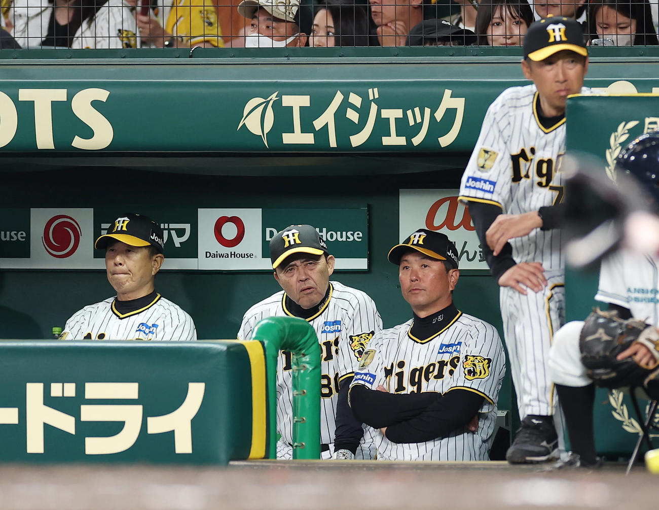 阪神対楽天　9回裏の攻撃を前にベンチで厳しい表情を見せる阪神岡田監督（左から2人目）ら（撮影・前田充）