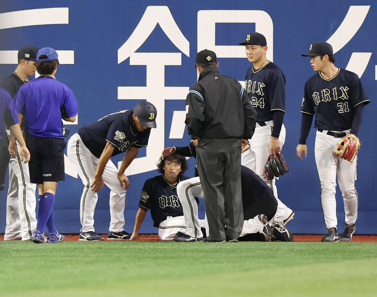 DeNA対オリックス　8回裏DeNA1死三塁、負傷した福田（中央）（撮影・宮地輝）