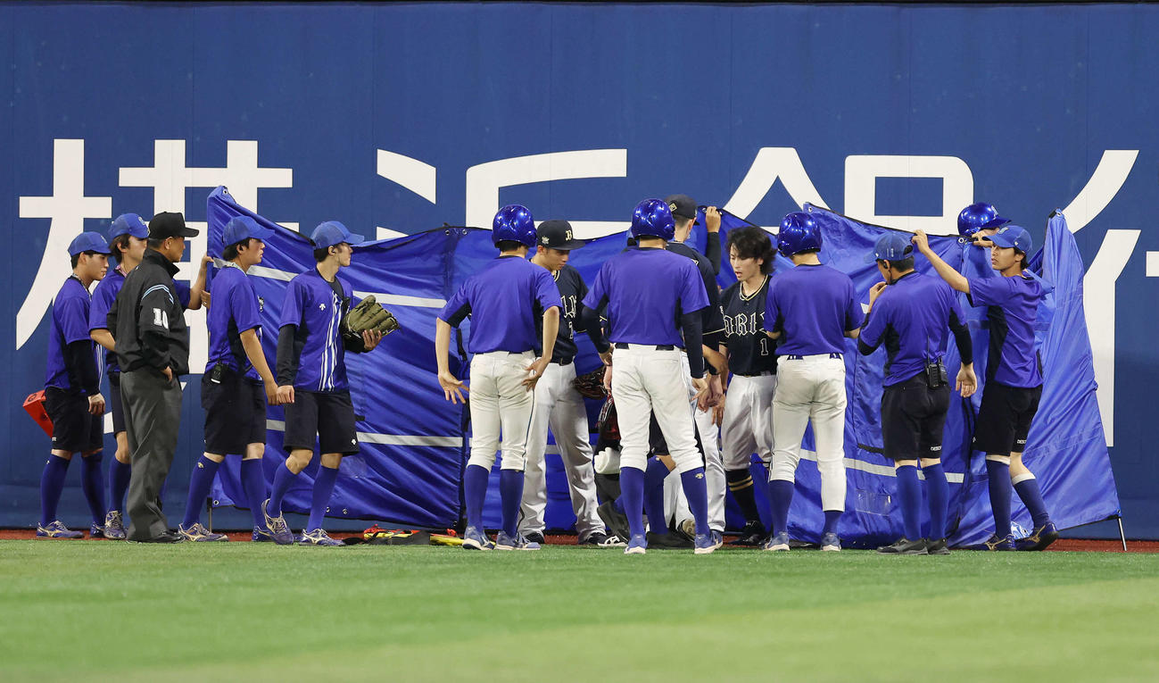 DeNA対オリックス　8回裏DeNA1死三塁、負傷した福田（中央右）（撮影・宮地輝）