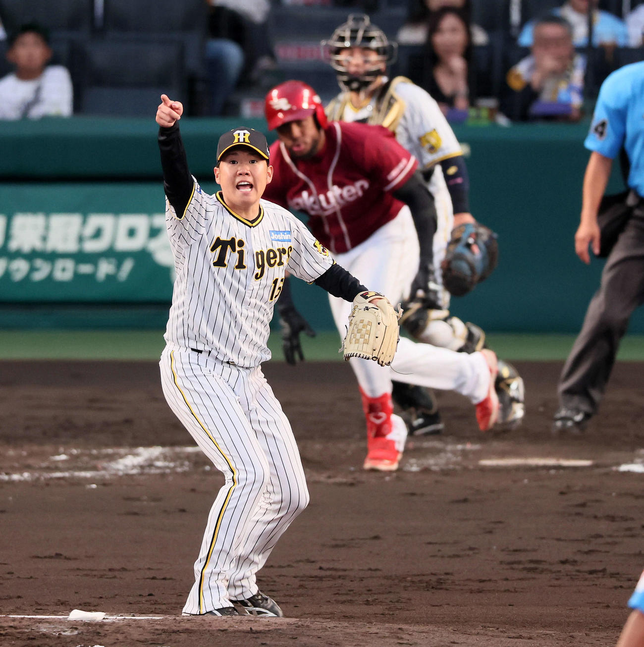 阪神対楽天　4回表楽天無死一塁、西勇はフランコの打球で野手へ声を掛ける（撮影・加藤哉）