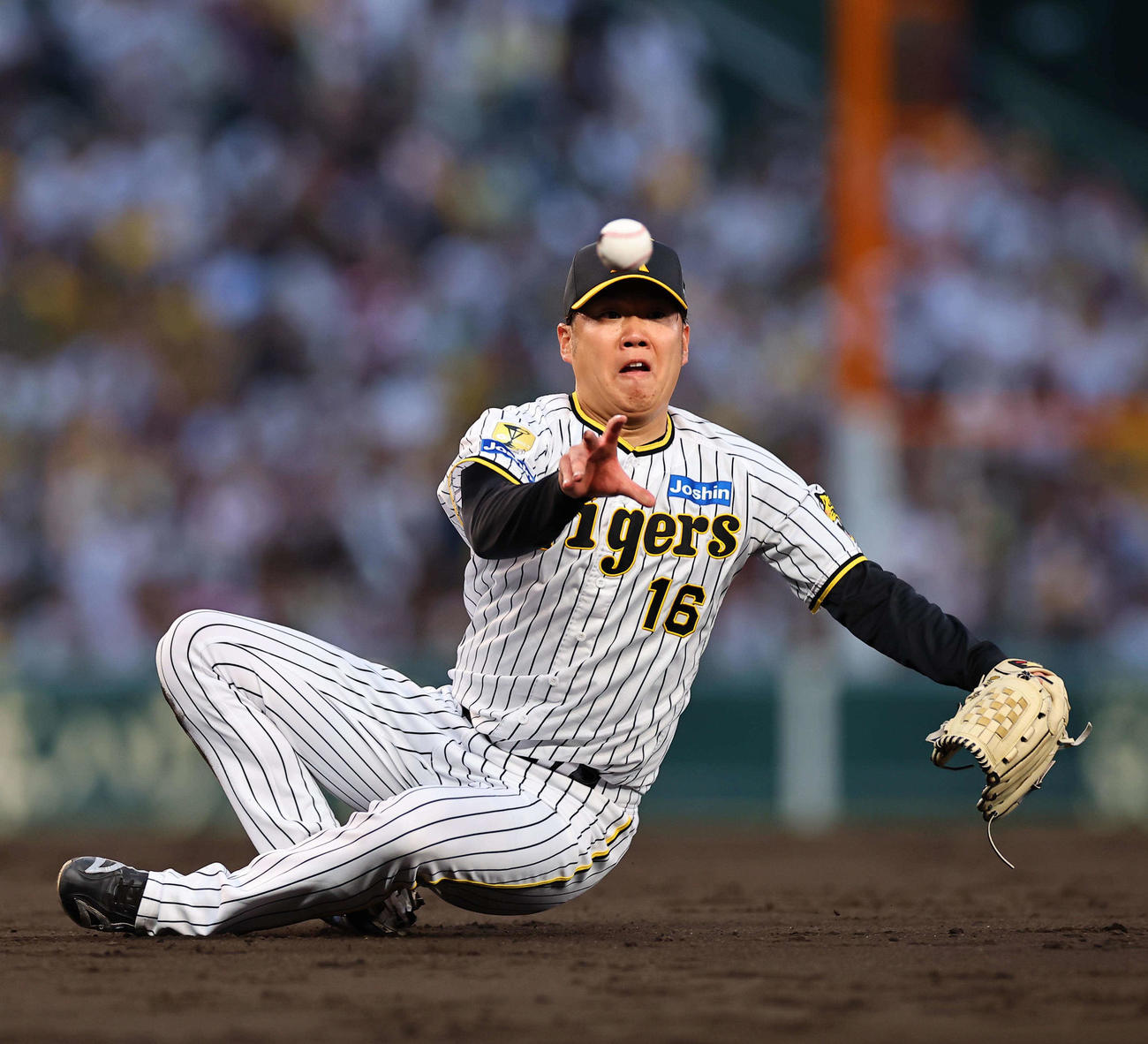 阪神対楽天　4回表楽天2死二塁、小深田の打球を捕り損ね、さらに一塁へ悪送球する西勇（撮影・上田博志）