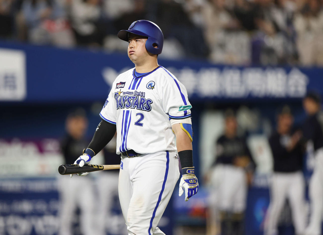 DeNA対オリックス　8回裏DeNA1死三塁、遊直に倒れた牧（撮影・宮地輝）
