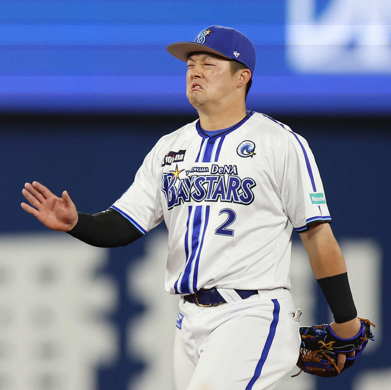 DeNA対オリックス　6回表オリックス無死、悪送球で代打西野に出塁を許し謝る牧（撮影・宮地輝）