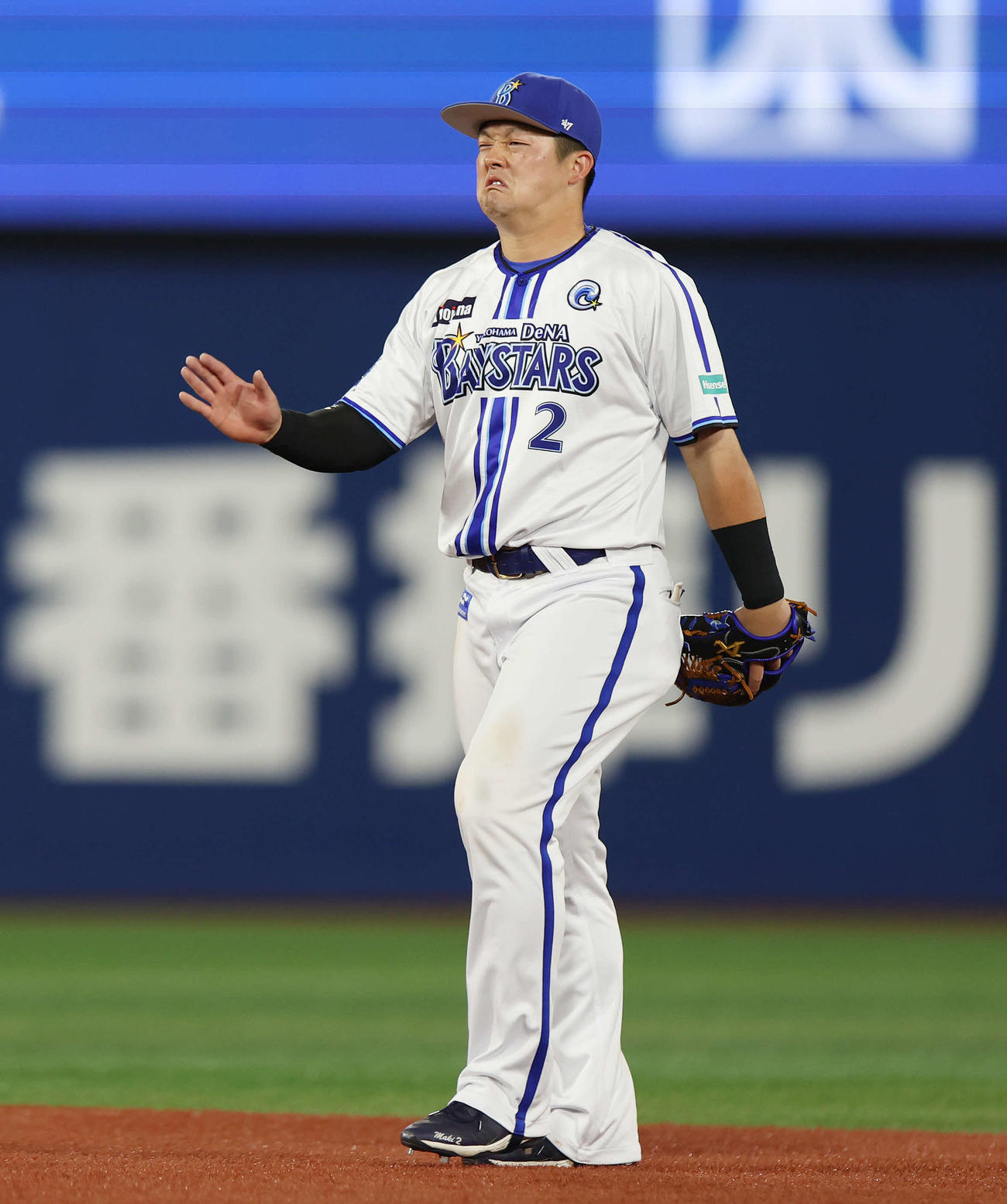 DeNA対オリックス　6回表オリックス無死、悪送球で代打西野に出塁を許し謝る牧（撮影・宮地輝）