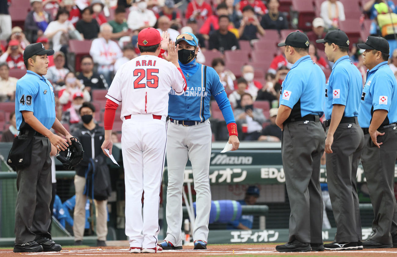広島対日本ハム　メンバー表の交換をする日本ハム新庄監督と広島新井監督（撮影・加藤孝規）