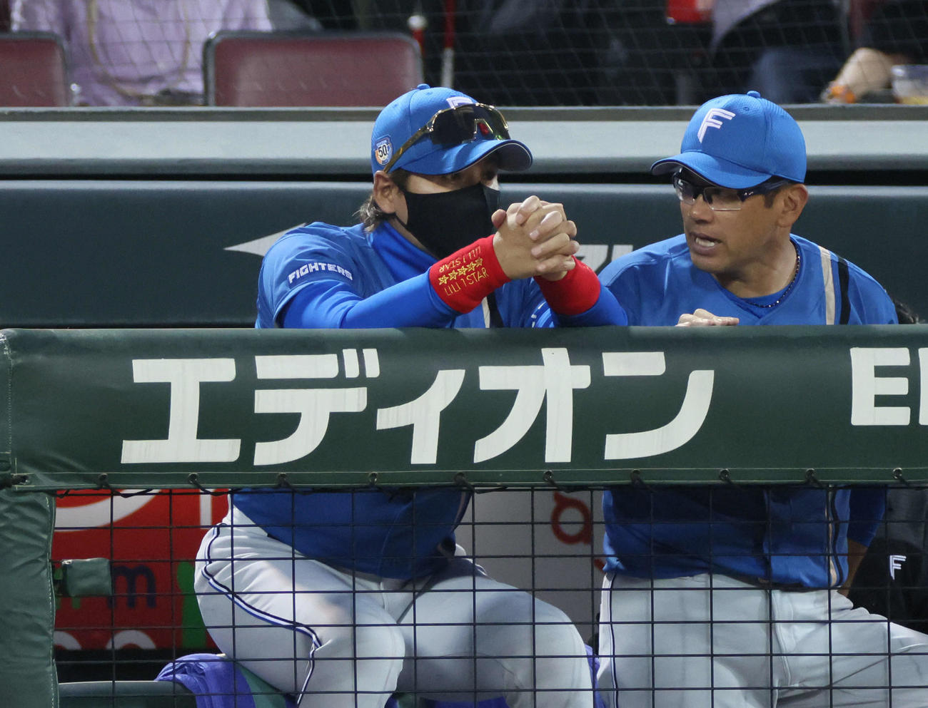 広島対日本ハム　6回裏広島、ベンチの新庄監督（撮影・加藤孝規）