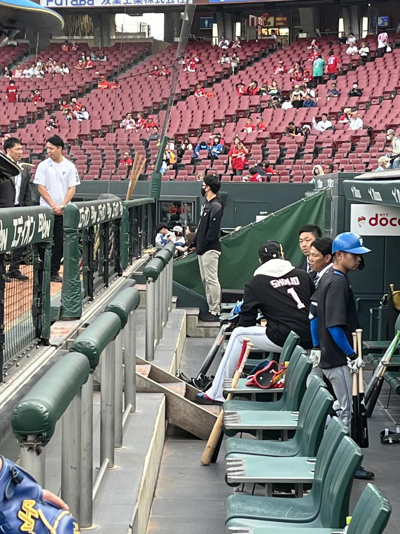 侍ジャパン井端監督と話す日本ハム新庄監督