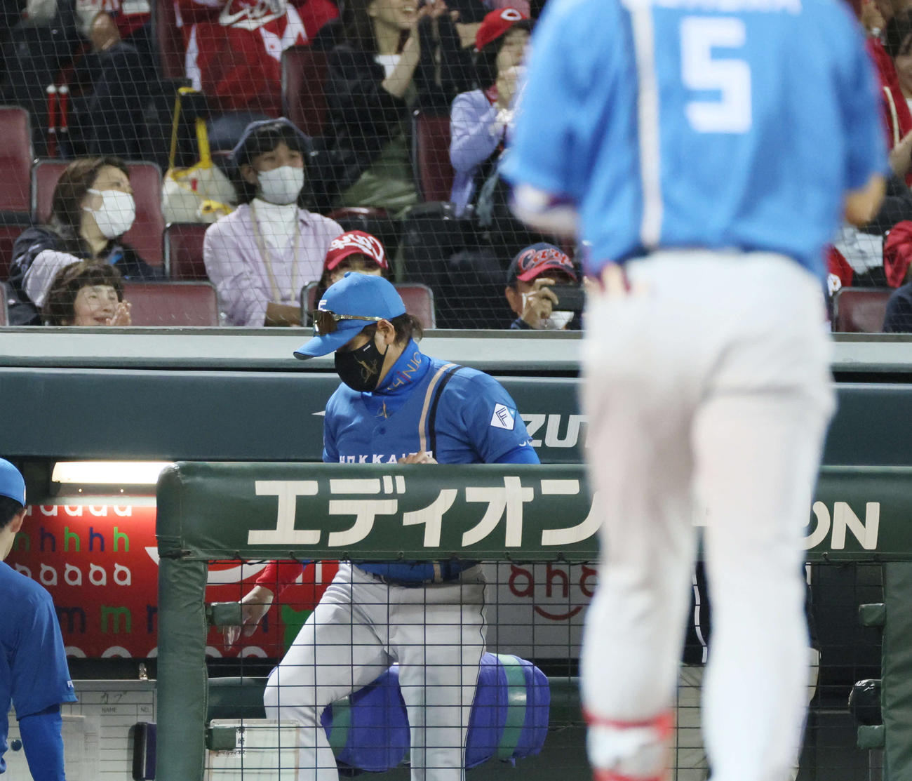 広島対日本ハム　9回表日本ハム2死一塁、野村の三振で試合終了、ベンチから引き揚げる新庄監督（撮影・加藤孝規）