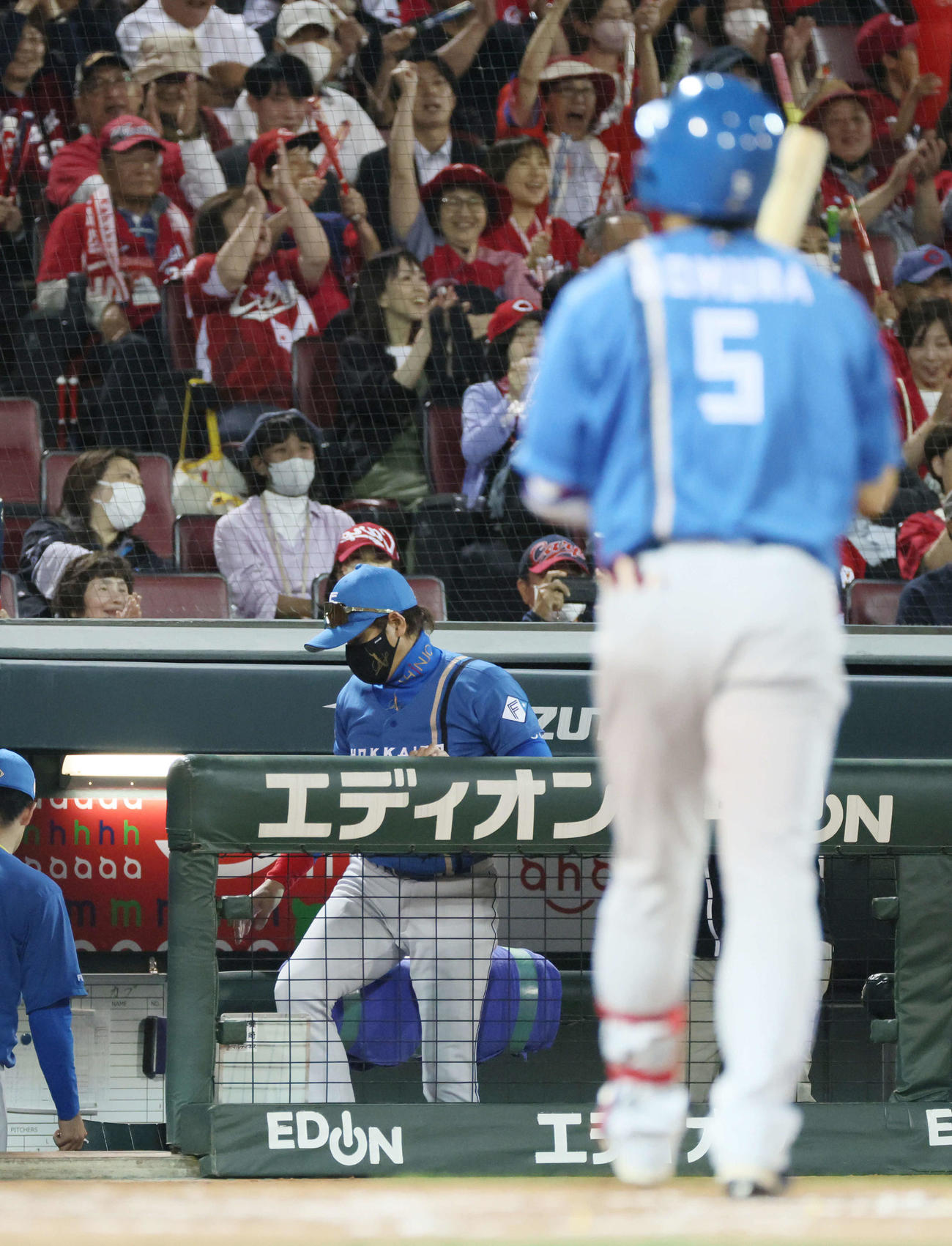 広島対日本ハム　9回表日本ハム2死一塁、野村の三振で試合終了、ベンチから引き揚げる新庄監督（撮影・加藤孝規）