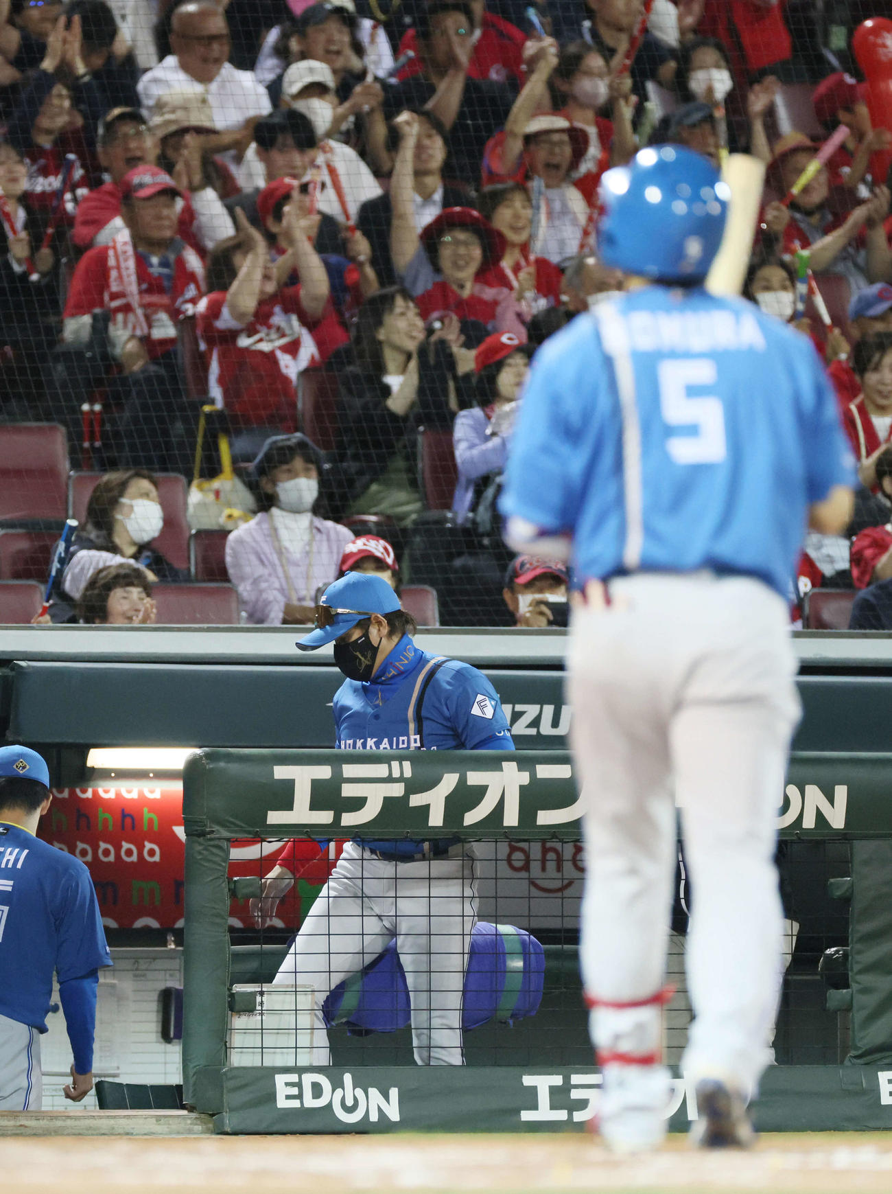 広島対日本ハム　9回表日本ハム2死一塁、野村の三振で試合終了、ベンチから引き揚げる新庄監督（撮影・加藤孝規）