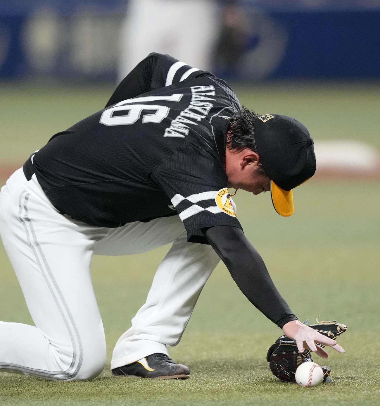 中日対ソフトバンク　3回裏中日2死、福永の打球を腰に当てうずくまる東浜（撮影・森本幸一）