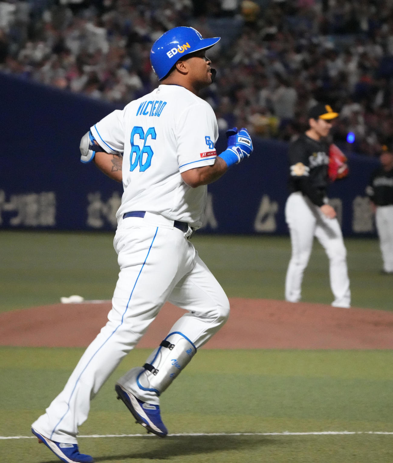 中日対ソフトバンク　4回裏中日無死、右越え本塁打を放ちダイヤモンドをまわるビシエド（撮影・森本幸一）
