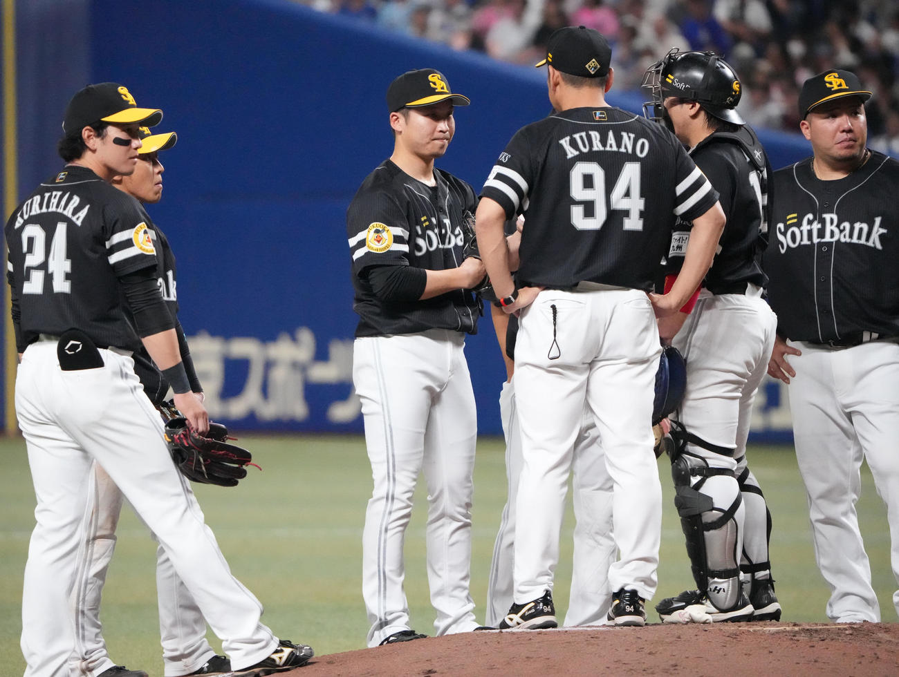 中日対ソフトバンク　8回裏中日1死一、二塁、マウンドの長谷川のもとに集まるソフトバンクナイン（撮影・森本幸一）