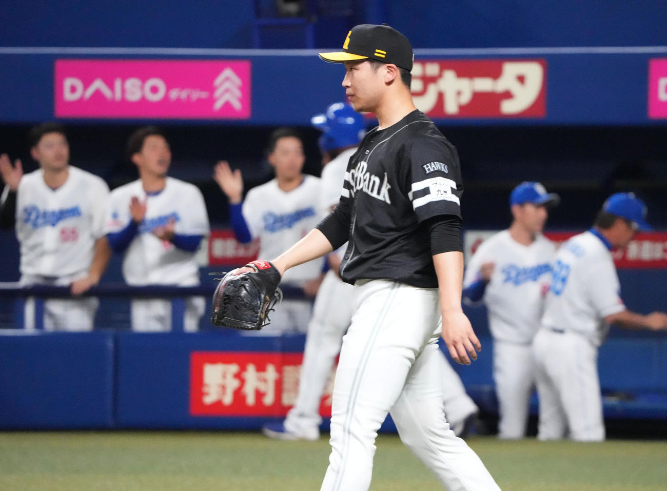 中日対ソフトバンク　8回裏中日1死一、二塁、加藤匠に左中間へ2点適時二塁打を打たれた長谷川（撮影・森本幸一）