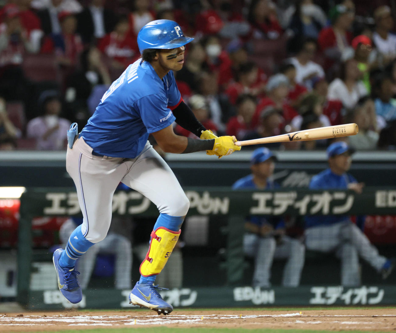 広島対日本ハム　7回表日本ハム無死三塁、水谷は右犠飛を放つ（撮影・加藤孝規）